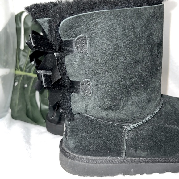Auth UGG Black Bailey short 2 Bow Boots sz 6 - Picture 2 of 6